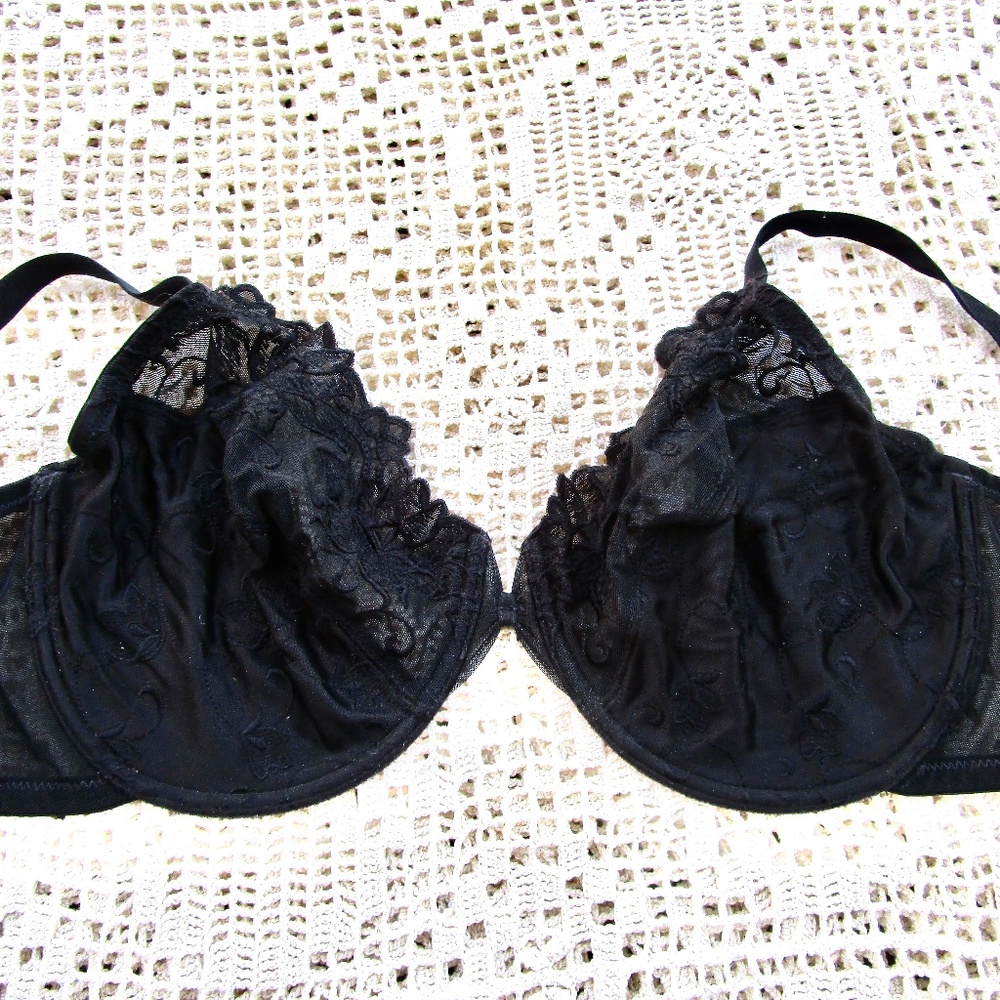 jet-black lace Wacoal bra, lightly lined, great condition, 36D